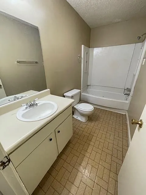 1 bed, 890 sqft, $700 — Photo 2