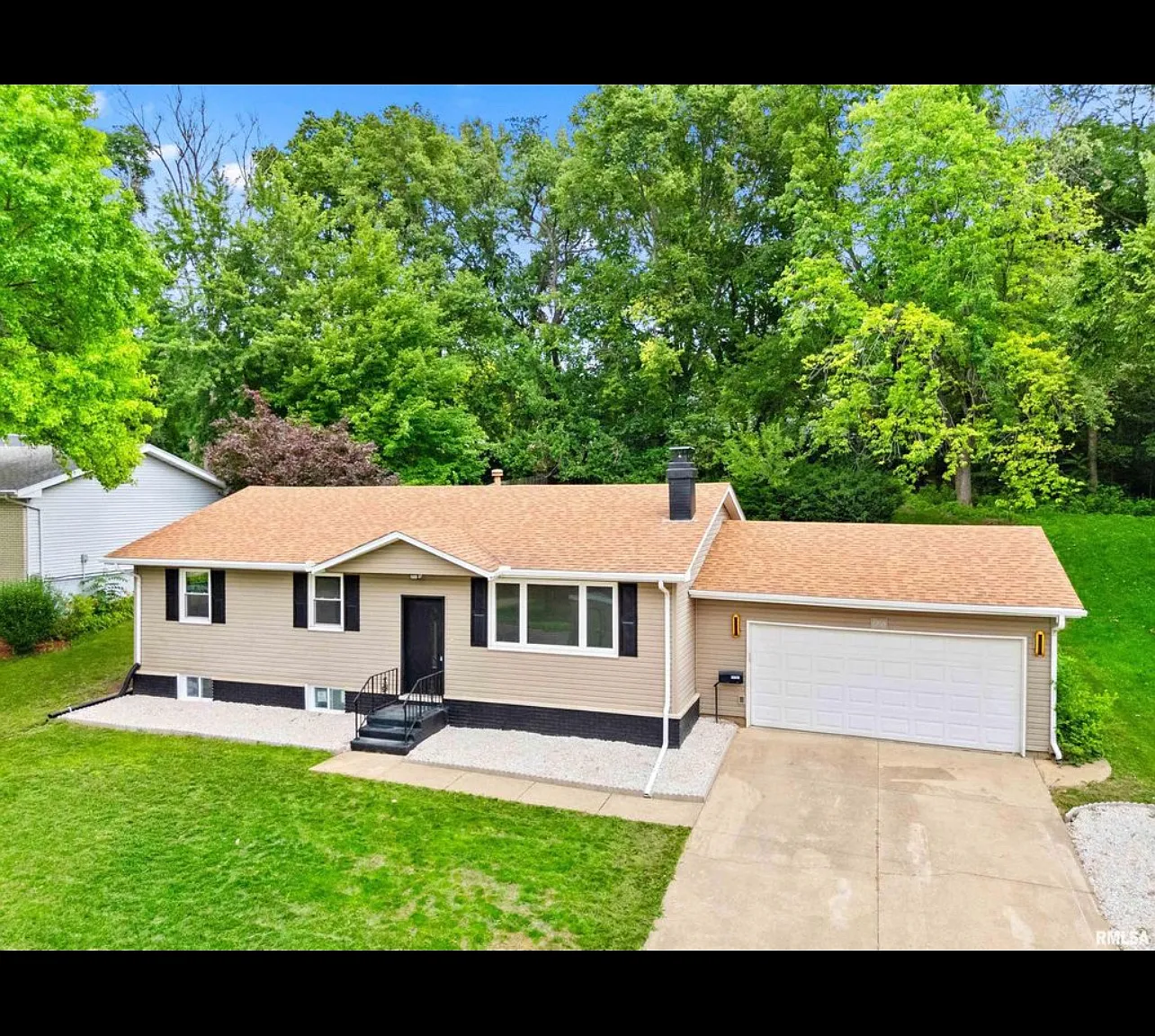5 bed, 2.5 bath, 2400 sqft, $2,450 — Photo 1