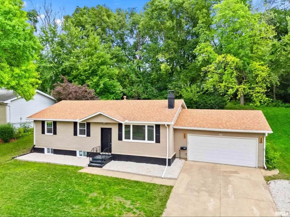 1208 Timber Ln, Pekin, IL 61554