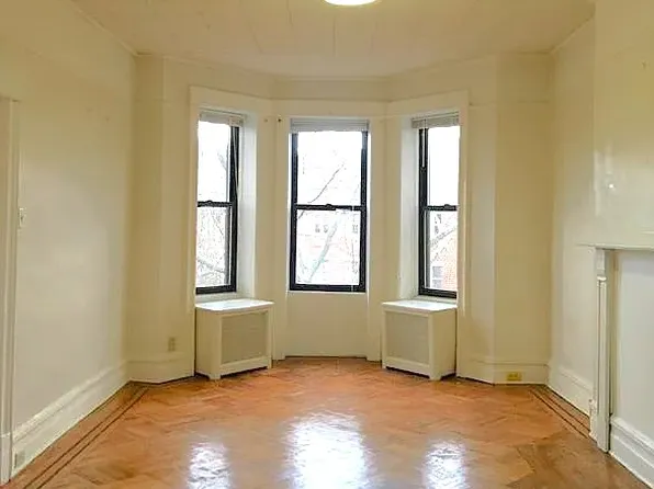 300 Windsor Place image 1 of 7