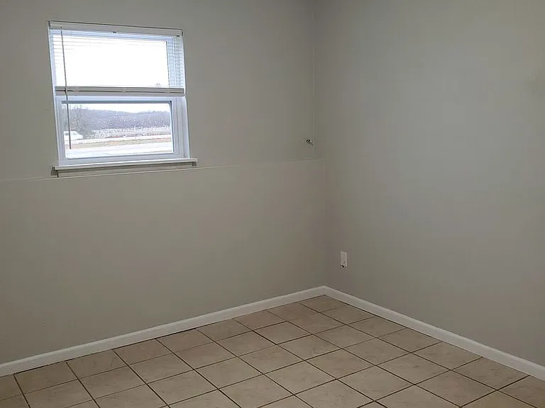 734 Demaret Dr — Photo 2