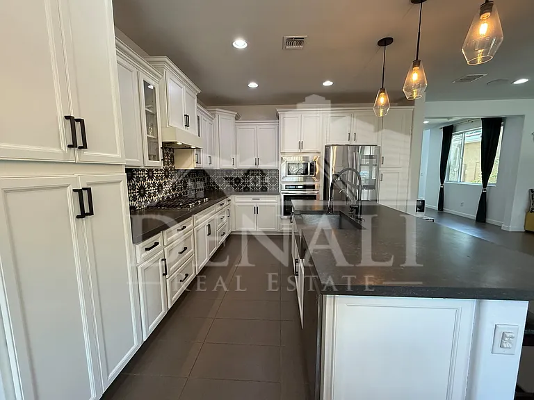 1729 W Myrna Ln — Photo 9