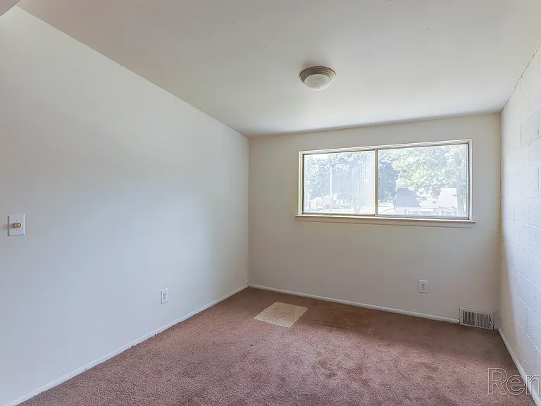 MacArthur Manor Apartments — Photo 8