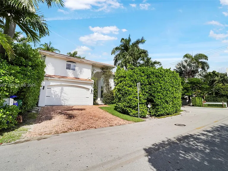 1316 N Venetian Way — Photo 31
