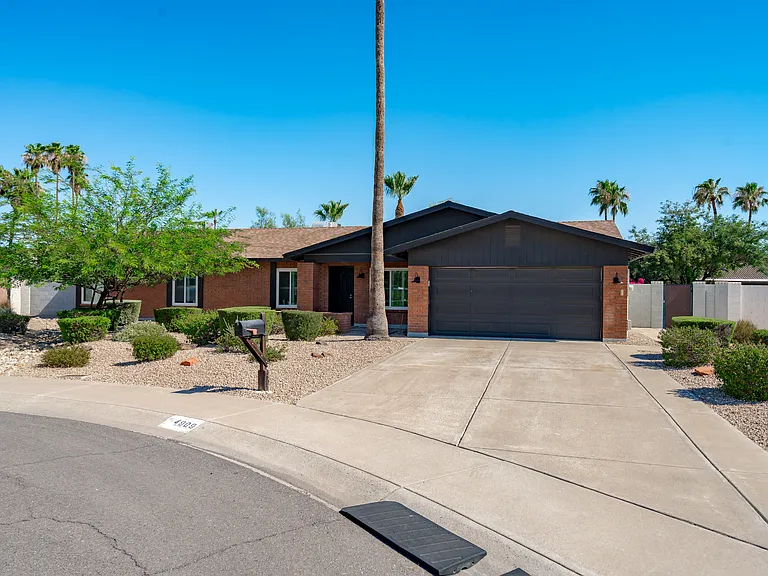 4909 E Corrine Dr — Photo 2