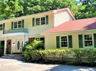 1 Melrose Ct, Dix Hills, NY 11746