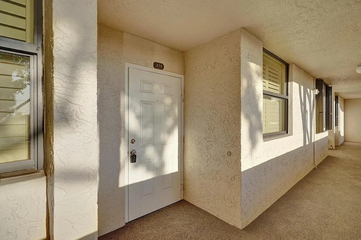 Building Photo - 2070 Homewood #214