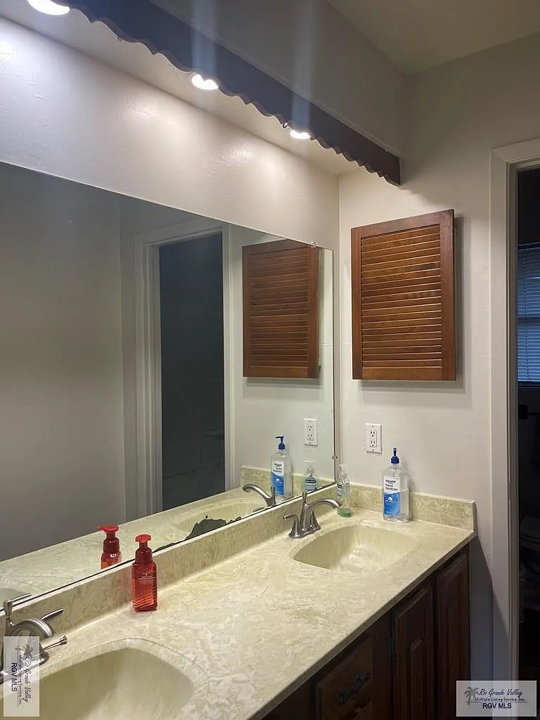 3 bed, 2.0 bath, 1985 sqft, $2,500 — Photo 3