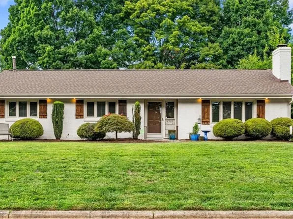 2918 New Hanover Dr, Greensboro, NC 27408