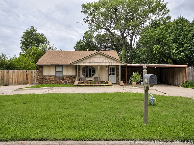 233 NE Queenstown Ave — Photo 1