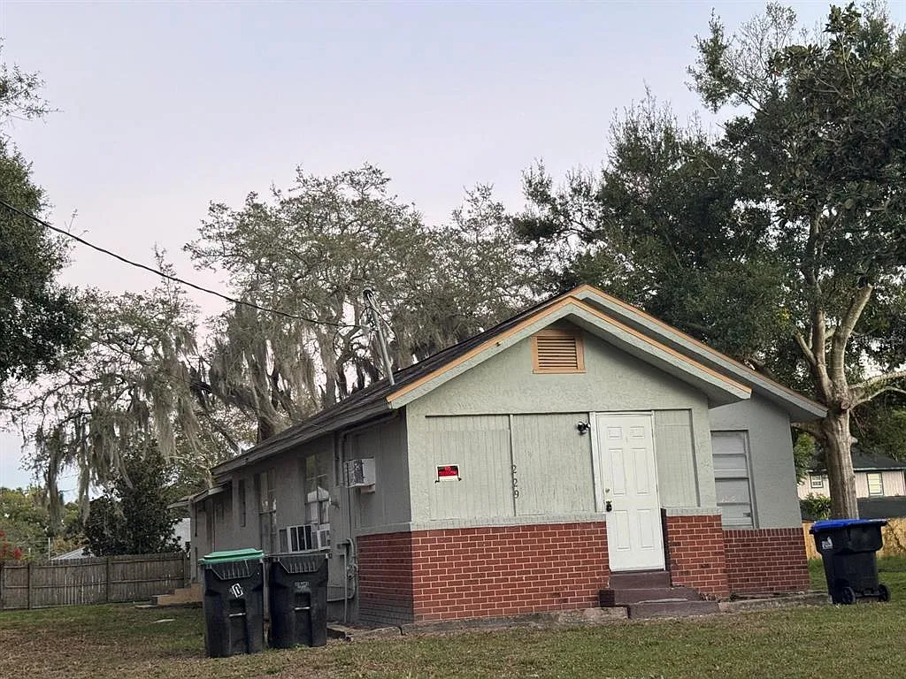 6 bed, 2.0 bath, 3000 sqft, $2,500 — Photo 1
