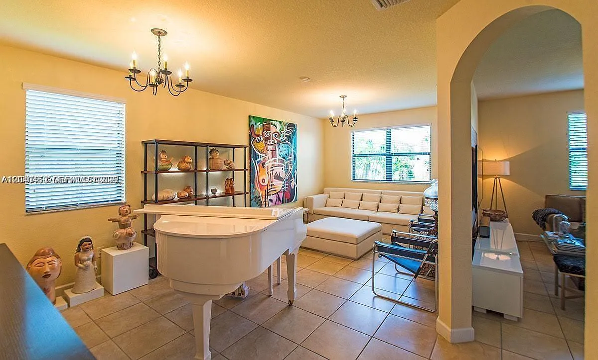 5 bed, 3.0 bath, 2589 sqft, $4,795 — Photo 2