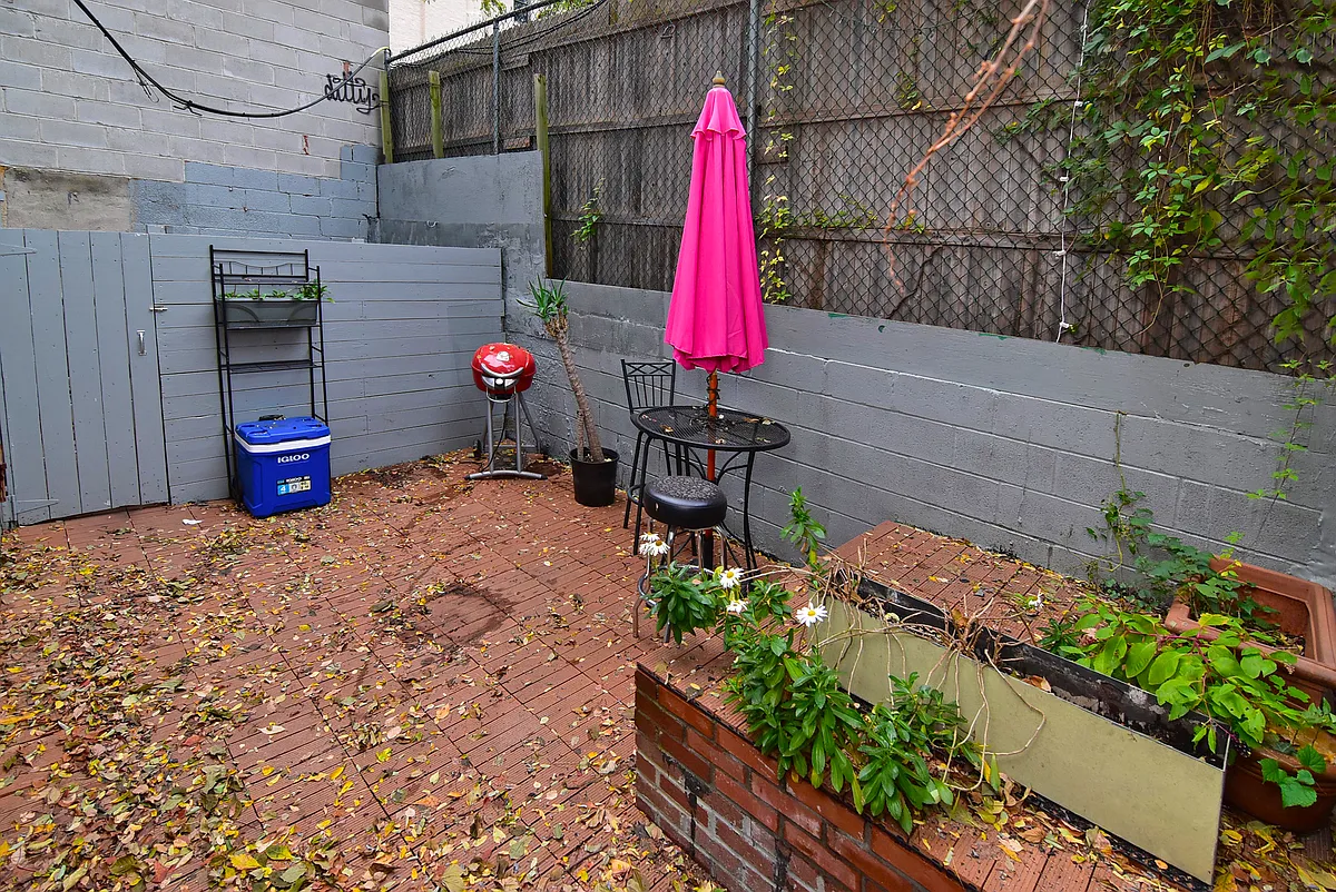 Building Photo - 531 E 11th St #1C