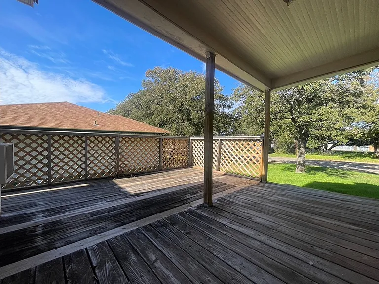 604 E Broadway St — Photo 16