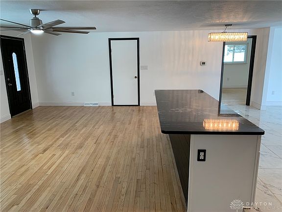 4th image of 6132 Mantz Ave