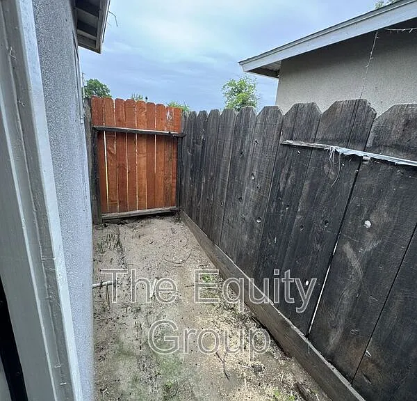 331 E Elm St #1 — Photo 15