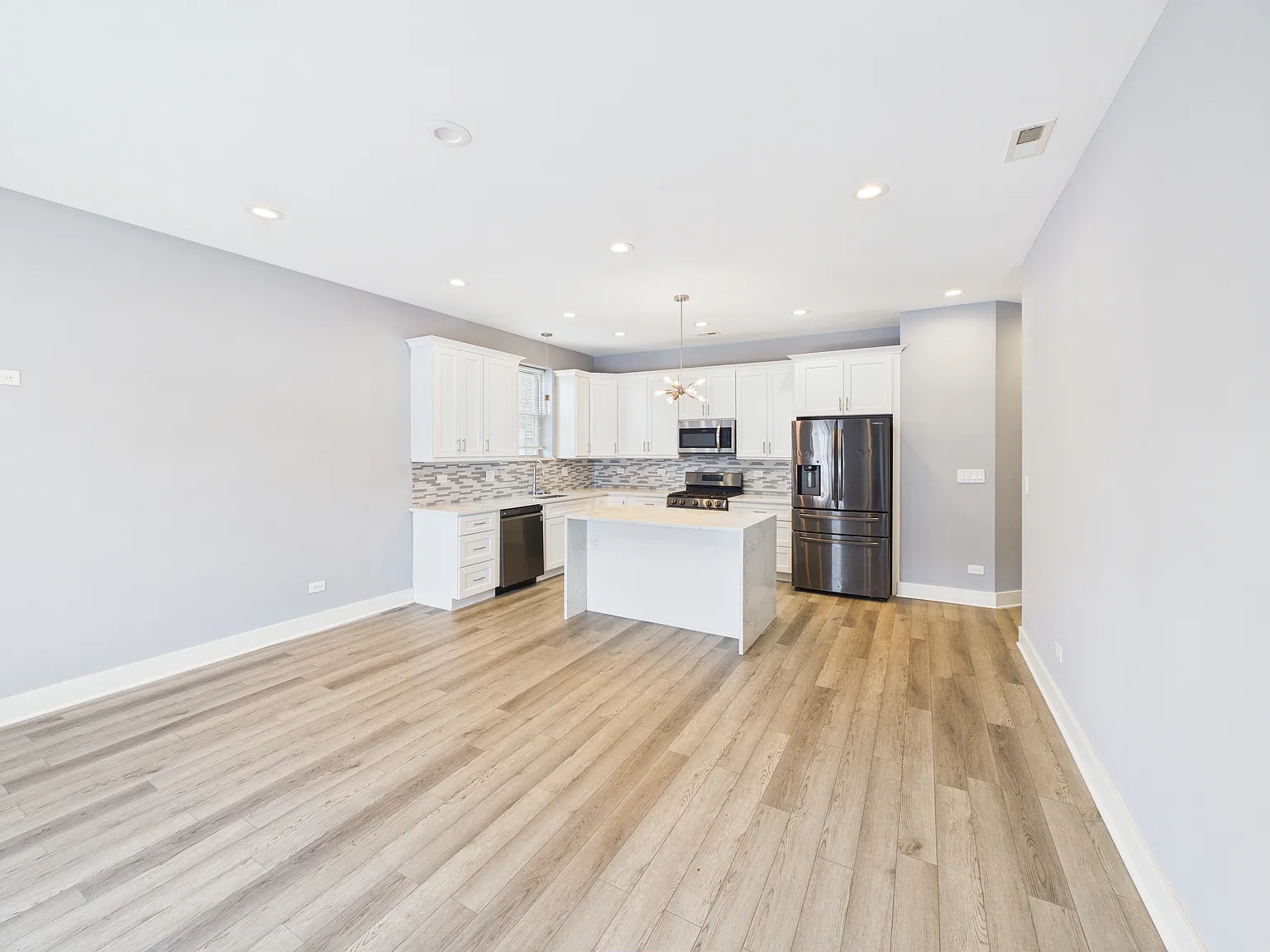 3 bed, 1298 sqft, $2,295 — Photo 2