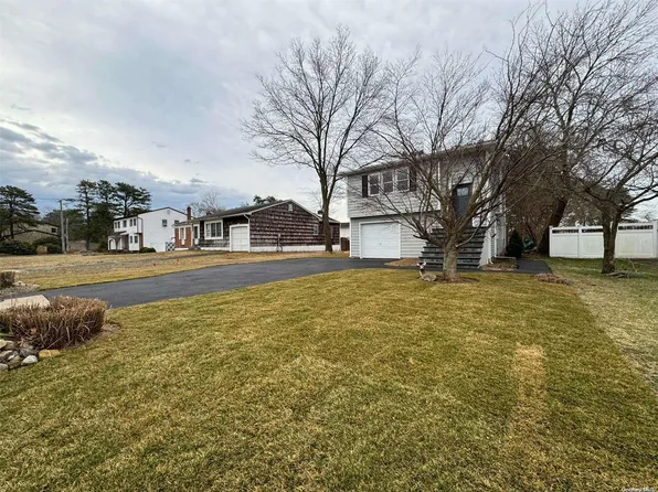 6 Julie Lane, Selden, NY 11784