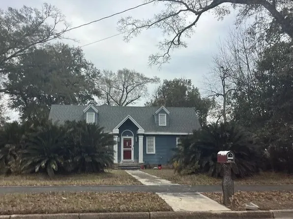 2942 Daniels St, Marianna, FL 32446