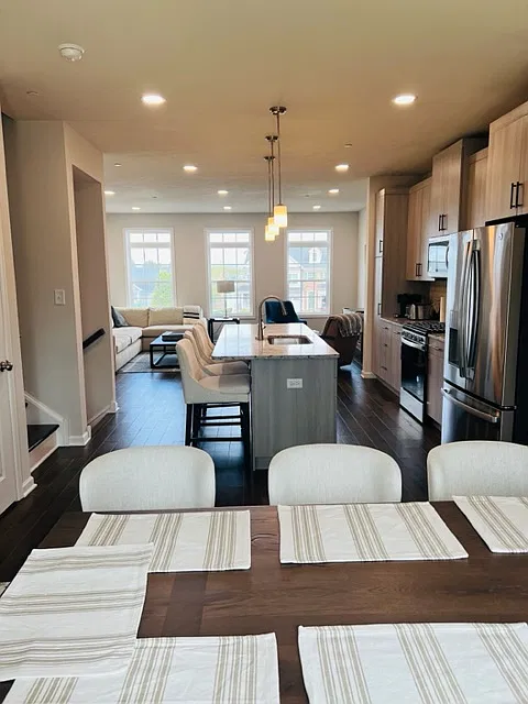 3 bed, 3.5 bath, 2037 sqft, $3,700 — Photo 3