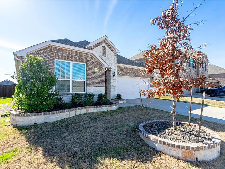 2904 Redbud Ln — Photo 3
