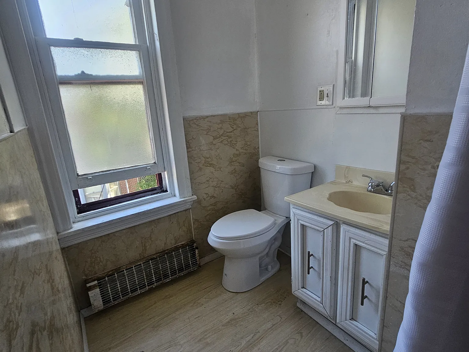422 Windsor St — Photo 4