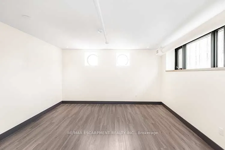 121 King St E #501 — Photo 11