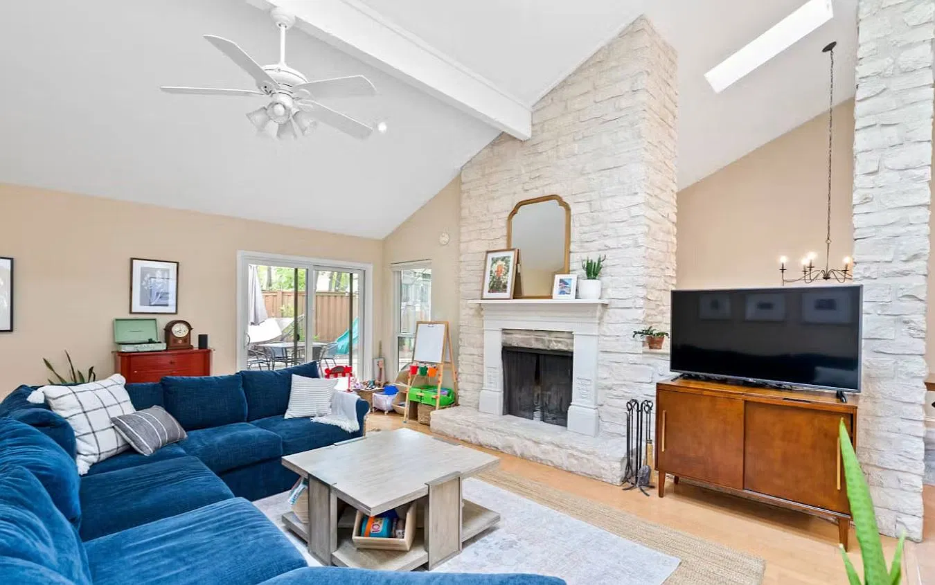 3 bed, 2092 sqft, $4,000 — Photo 2