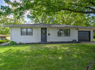 1402 Hilltop Dr, Pekin, IL 61554