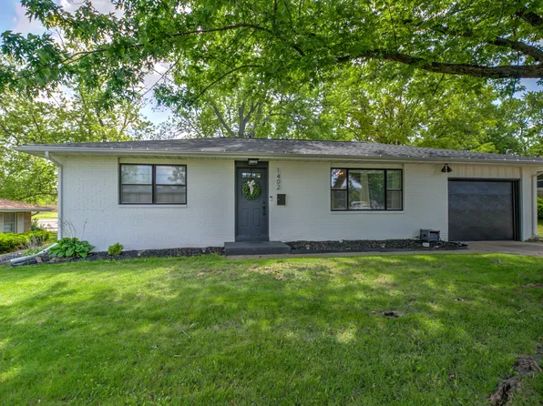 1402 Hilltop Dr, Pekin, IL 61554