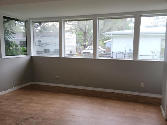 5th image of 4513 Dolphin Dr