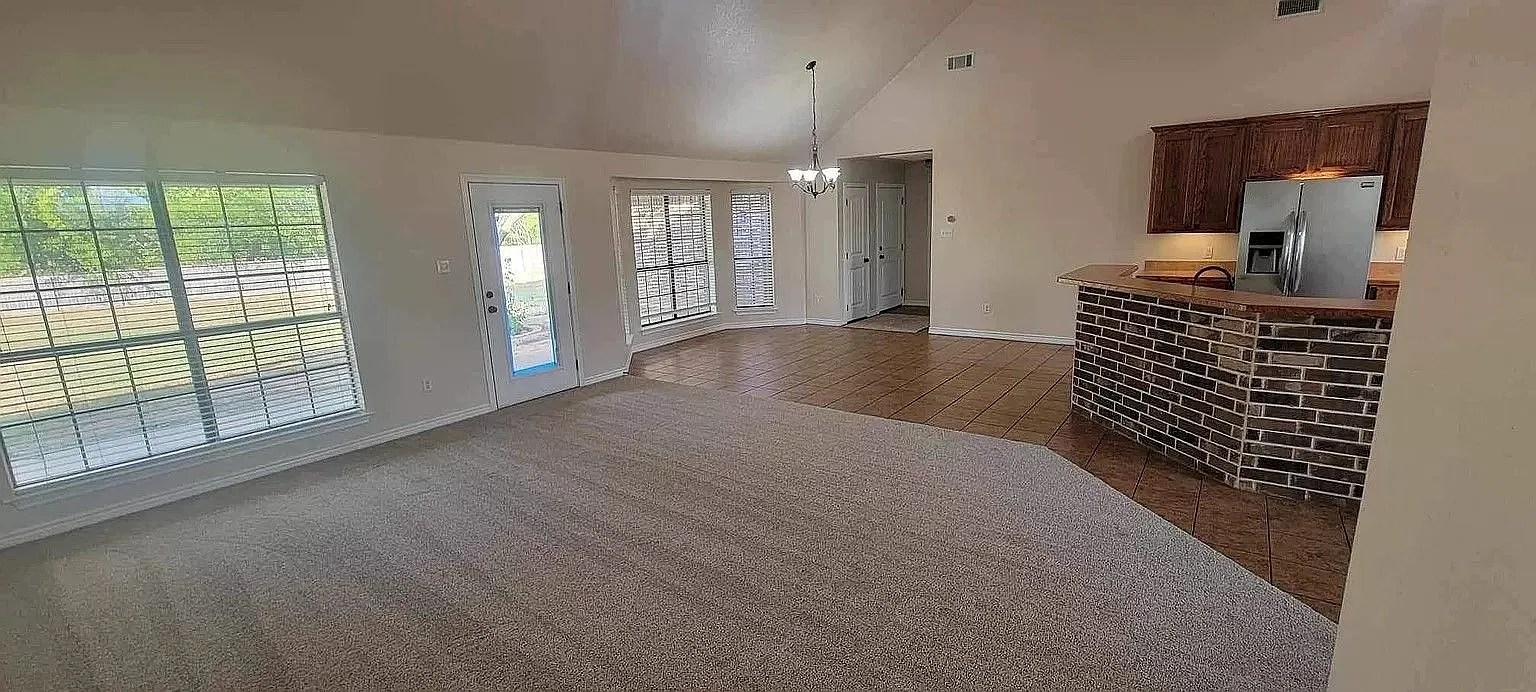 3 bed, 2.0 bath, 1789 sqft, $2,300 — Photo 2