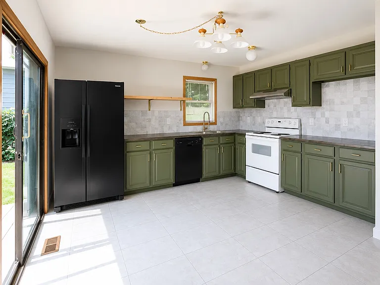 10 Miami Cir — Photo 2