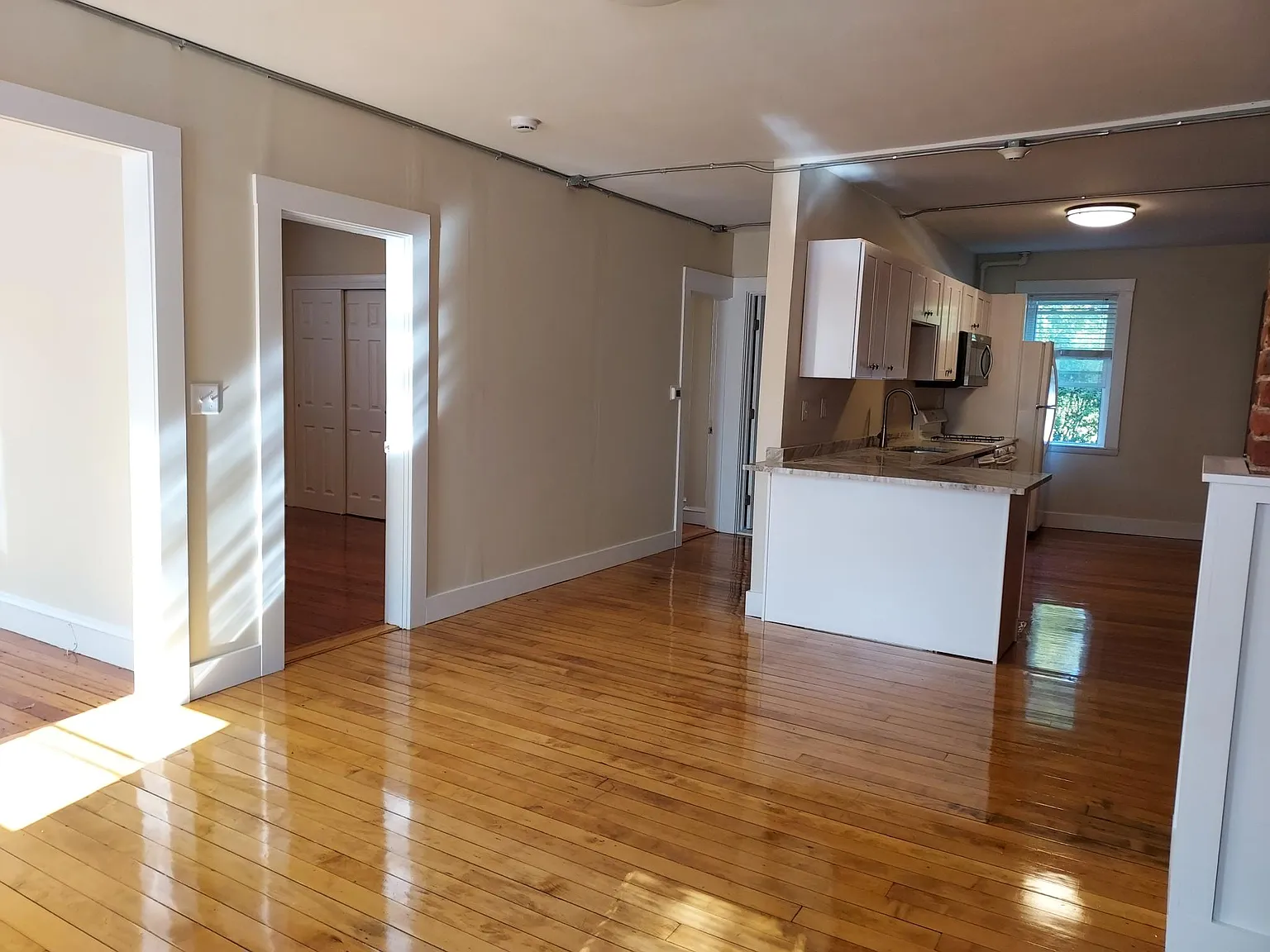 2 bed, 950 sqft, $2,100 — Photo 4