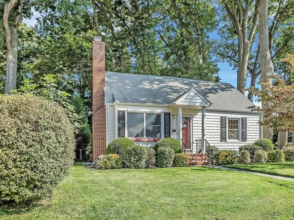 32 N Yew Street, Glen Cove, NY 11542