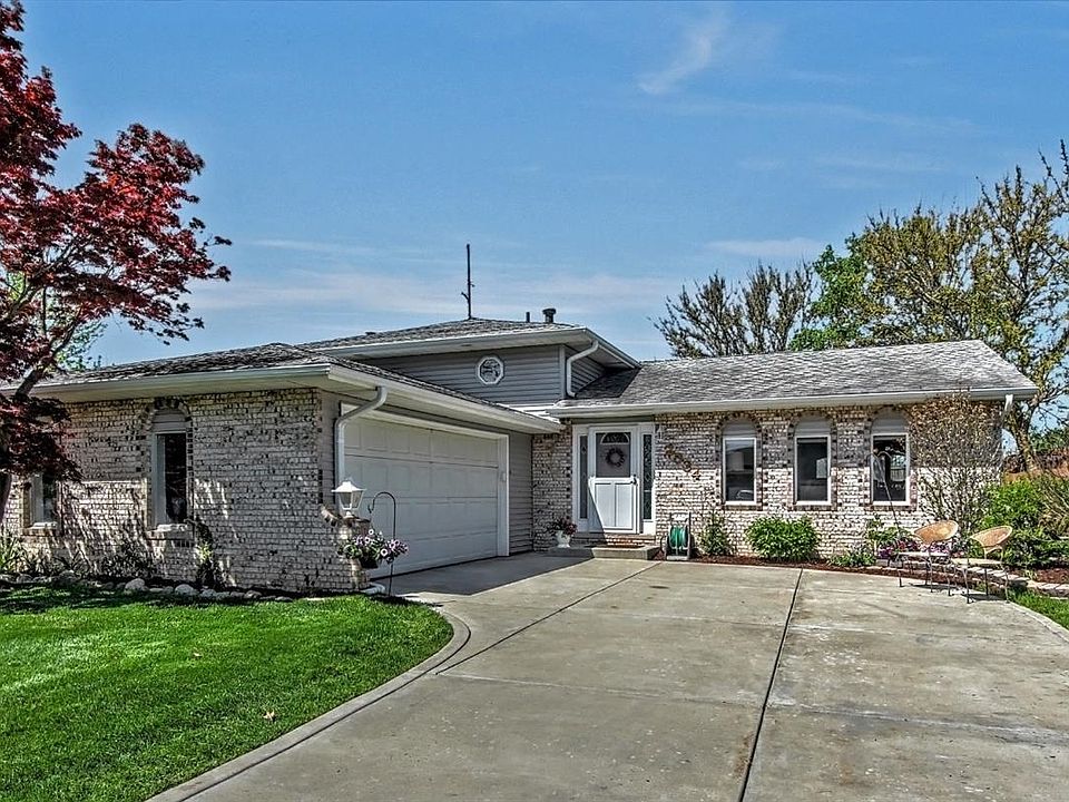 LOCATION! LOCATION! ONE OWNER WELL MAINTAINED TRI-LEVEL LOCATED IN DESIRABLE SPRINGHILL NEIGHBORHOOD. CONVENIENTLY LOCATED CLOSE