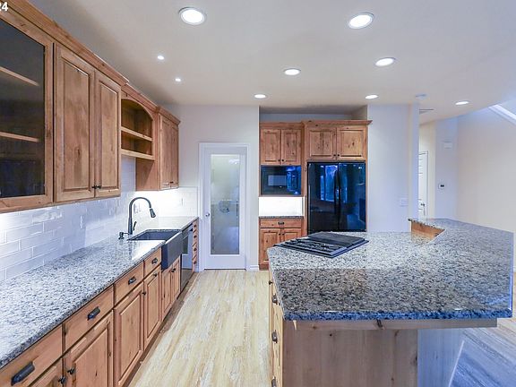 5th image of 1485 Willamette Falls Dr