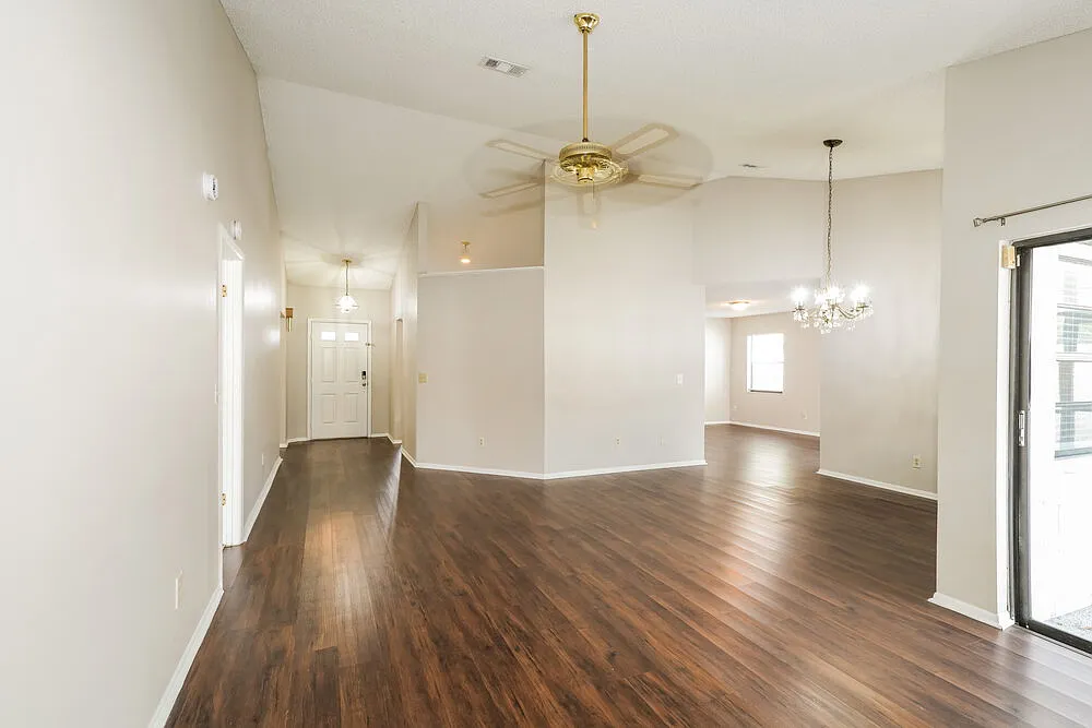 3 bed, 2.0 bath, 1692 sqft, $2,910 — Photo 3