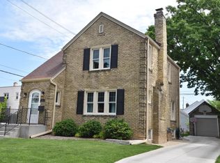 2662 Lefeber Ave, Wauwatosa, WI 53213