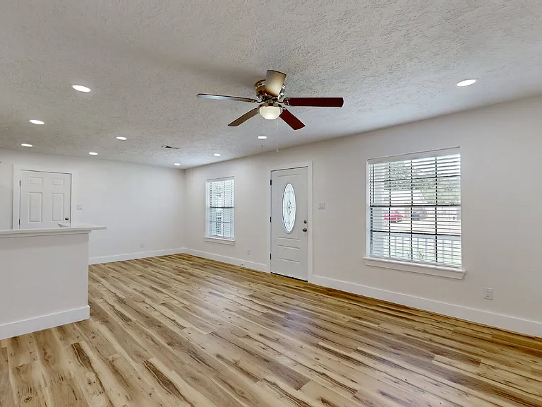 1012 San Saba Dr — Photo 2
