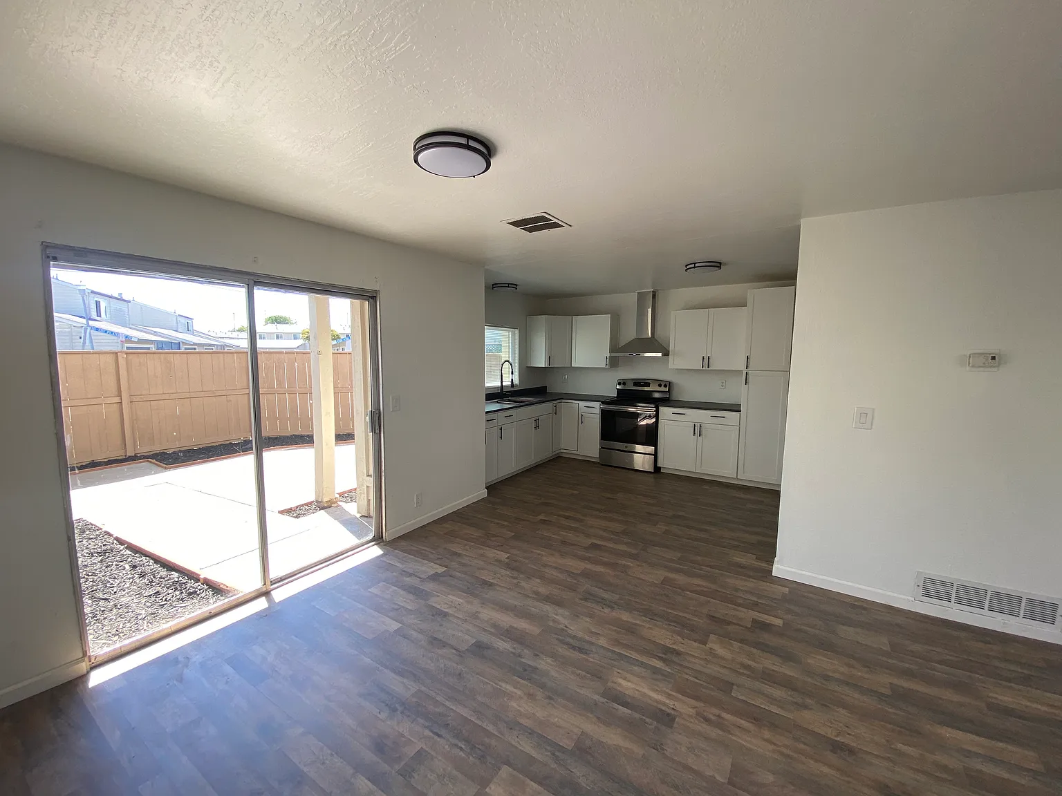 3 bed, 1137 sqft, $2,950 — Photo 3