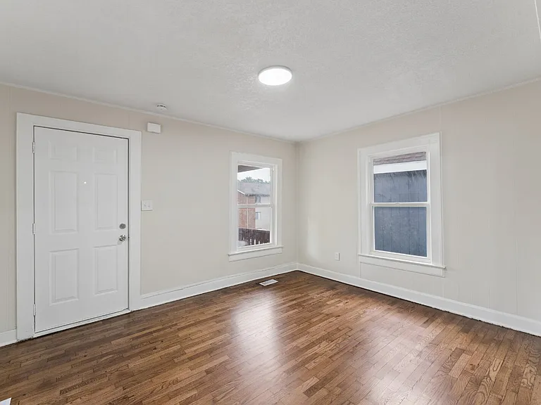 1049 Calvin St — Photo 8