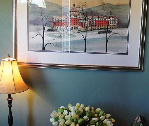 1foyer is light and inviting (1)