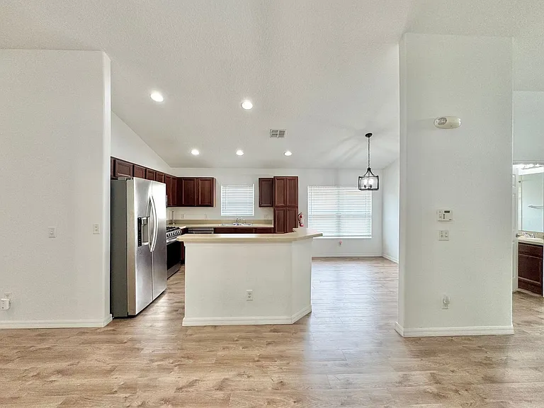 502 Viola Dr — Photo 6