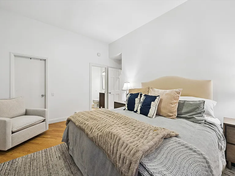 2734 N Seminary Ave #1A — Photo 11