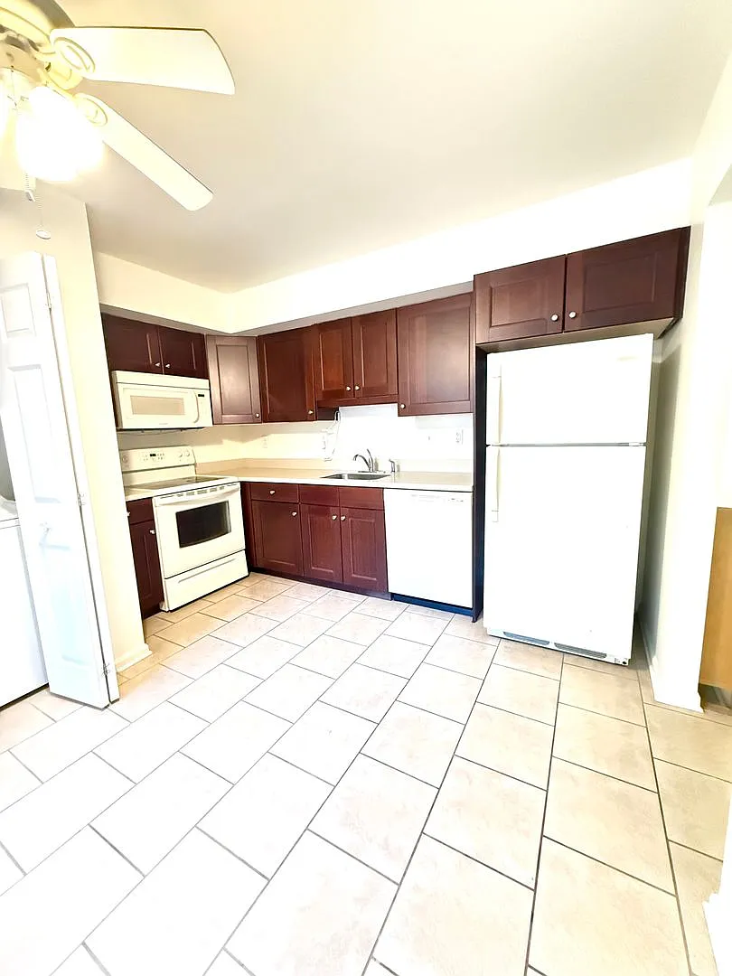 304 Brookwood 3 Bedroom 2 1/2 Bath in Ambler PA — Photo 4