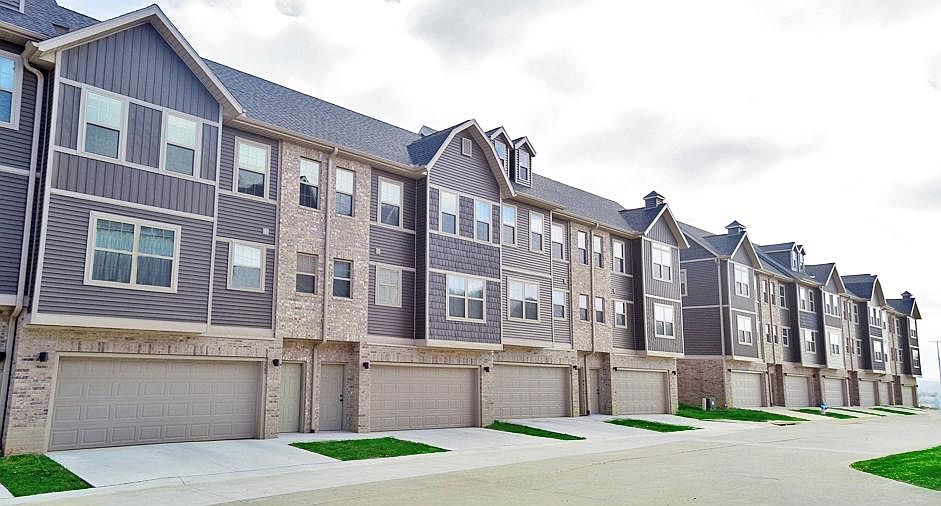 1st image of 228 S Slopeside Dr