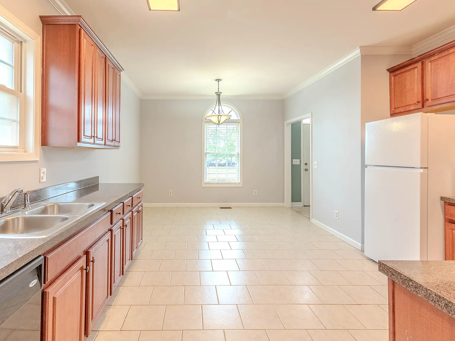 3 bed, 2.5 bath, 1680 sqft, $2,300 — Photo 3