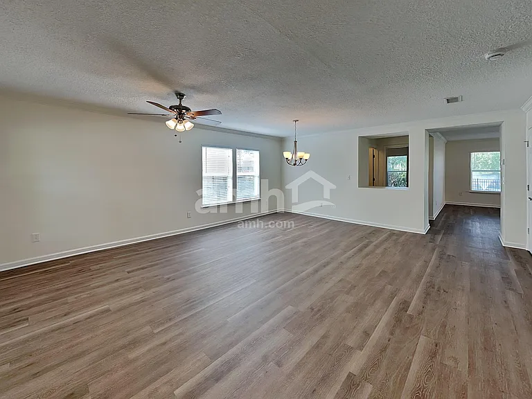 385 Bostwick Cir — Photo 7