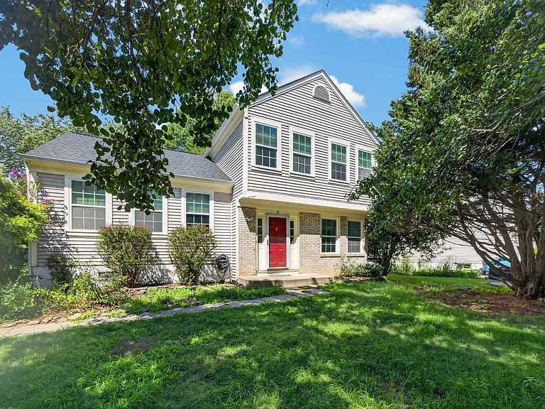 8 Worthington Ct — Photo 1